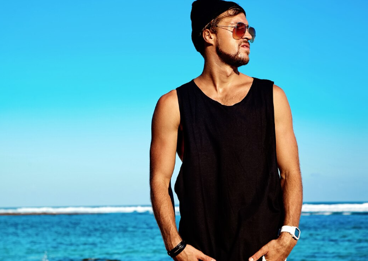 En el mundo de la moda, la playera de tirantes negra: una prenda aparentemente simple, pero poderosa, para hombre
