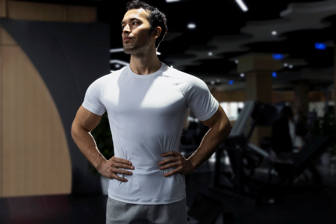 ¿Qué usar con unos pantalones deportivos grises?